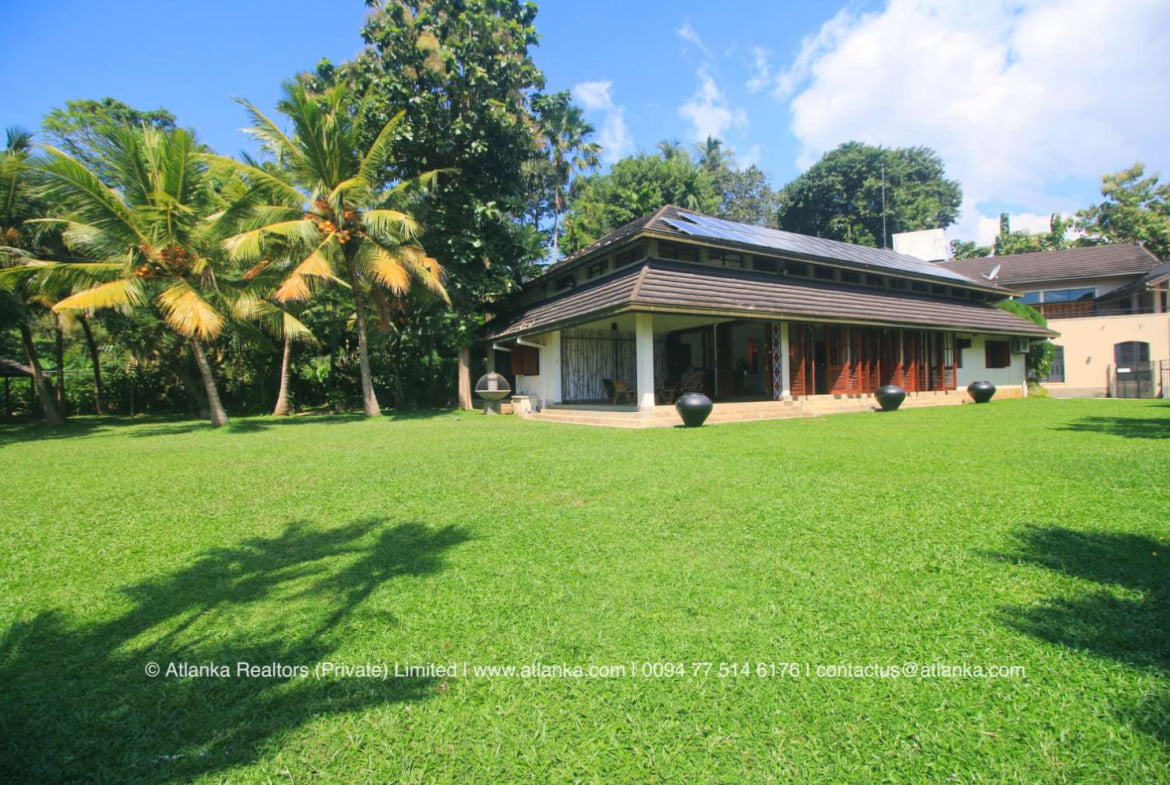 Lakefront Villa for Sale in Bolgoda