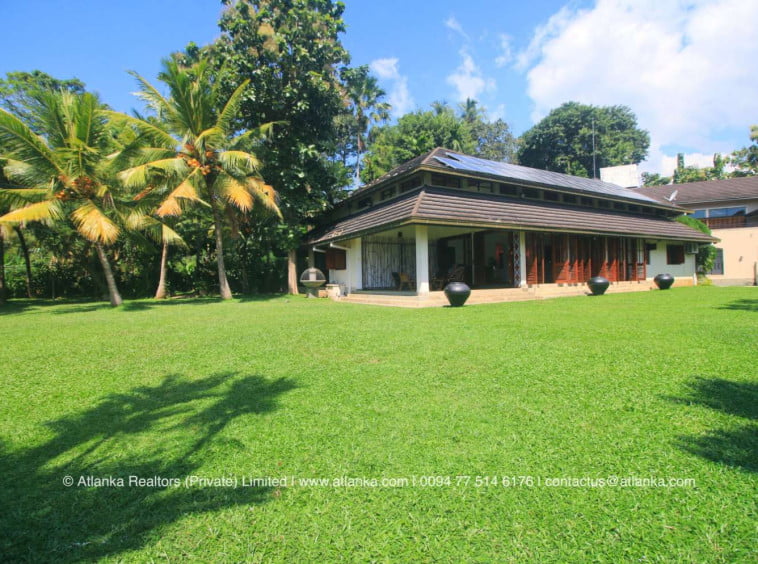 Lakefront Villa for Sale in Bolgoda