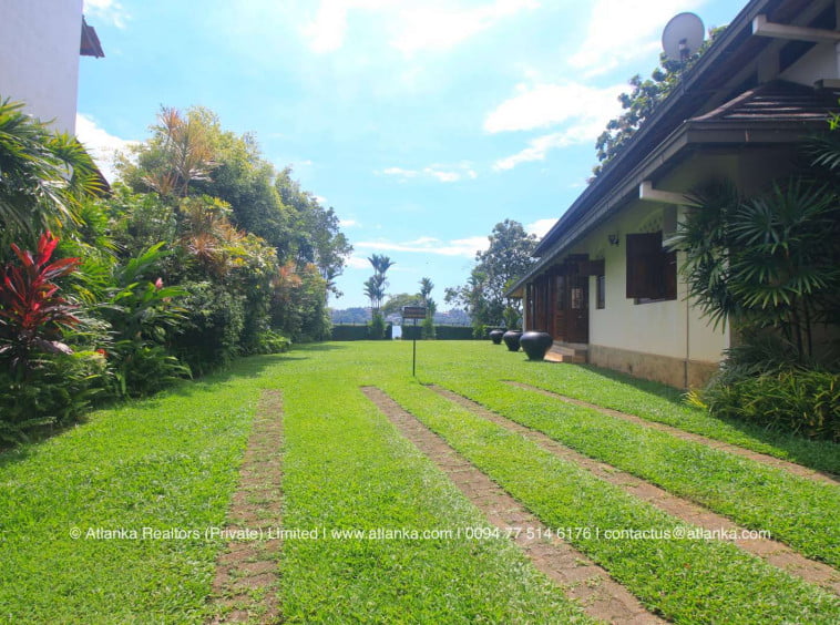 Lakefront Villa for Sale in Bolgoda