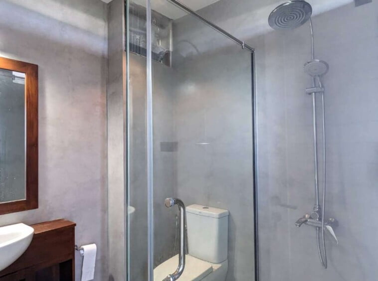 Building with AirBnB Setup & Retail Shop Spaces for Rent on Marine Drive